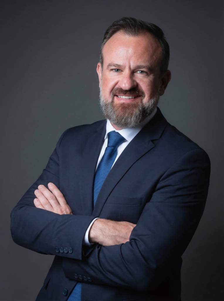 Foto de rosto de Mário Trentim em traje social, palestrante do 16º Congresso de Gestão, Projetos e Liderança (CGPL).
